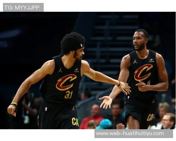 内外结合！米切尔与小莫布里上半场各自贡献12分5篮板2助攻表现出色