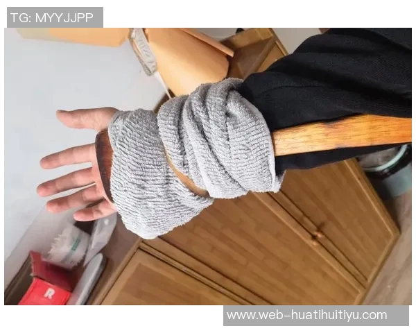 梅尔顿因旧伤复发赛后冰敷右手预计几天后恢复正常状态