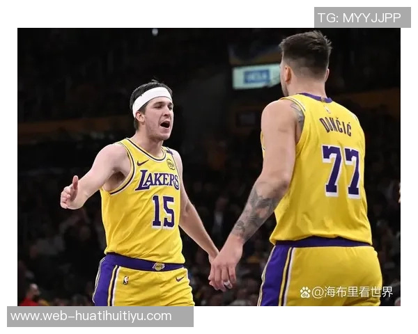 湖人训练场景曝光斯玛特紧逼八村里夫斯全力防守展现球队默契