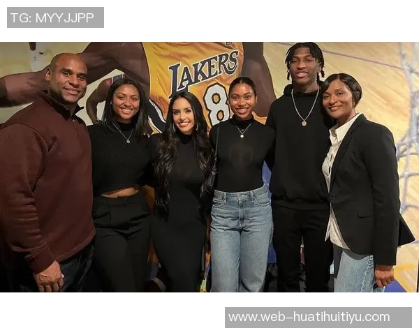 瓦妮莎携子女与坎迪斯帕克共赏道奇队晋级世界大赛精彩瞬间 瓦妮莎携子女与坎迪斯帕克共赏道奇队晋级世界大赛精彩瞬间