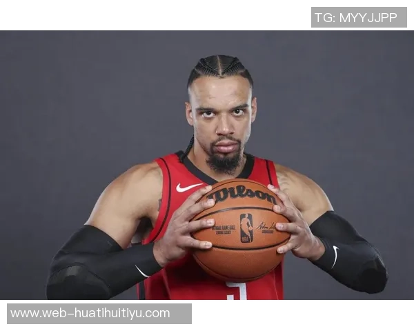 布克专注提升低位背身单打技巧关键时刻展现个人能力 布克专注提升低位背身单打技巧关键时刻展现个人能力